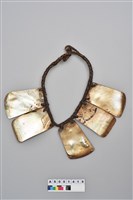 藏品(籐編貝片胸飾)的圖片